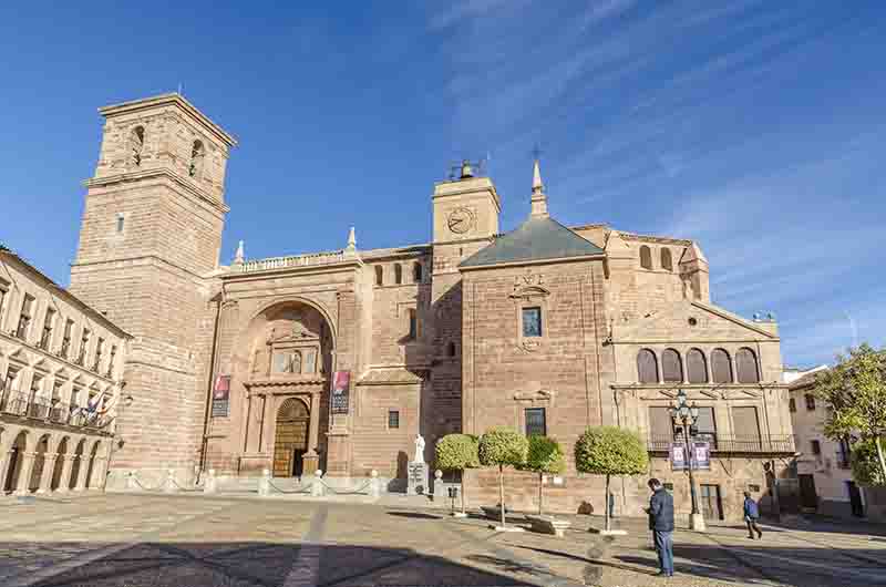 Ciudad Real - Villanueva de los Infantes 15 - plaza Mayor y iglesia parroquial de San Andrés.jpg